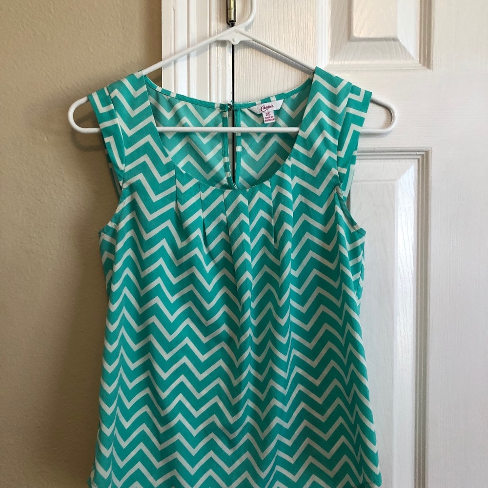 Candie's chevron green & white blouse size XS